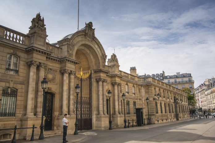 Einfahrt zum Elysée-Palast, der offiziellen Residenz des französischen Staatspräsidenten