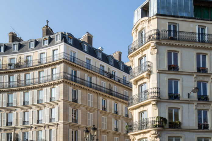 Napoleons Stadtplaner Georges-Eugène Haussmann schuf das Gesicht des modernen Paris. Hier: Haussmann-Fassaden im Herzen der Hauptstadt (Foto: Ruslan Gilmanshin - stock.adobe.com)