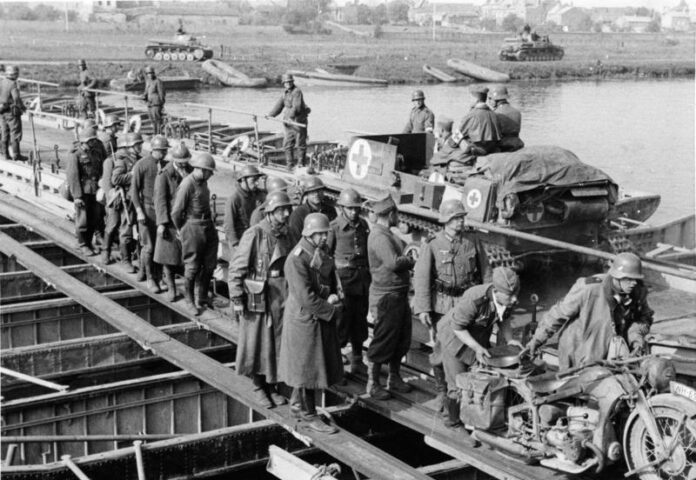Floing, Pontonbrücke über die Maas