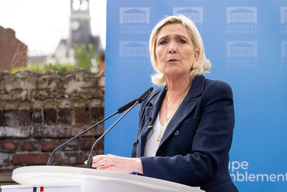 Baut ihren Einfluss aus: Marine Le Pen vom rechten Rassemblement National (RN). Hier: Le Pen in ihrem Wahlkreis in Henin-Beaumont (Foto: IMAGO/Jumeau Alexis/ABACA)