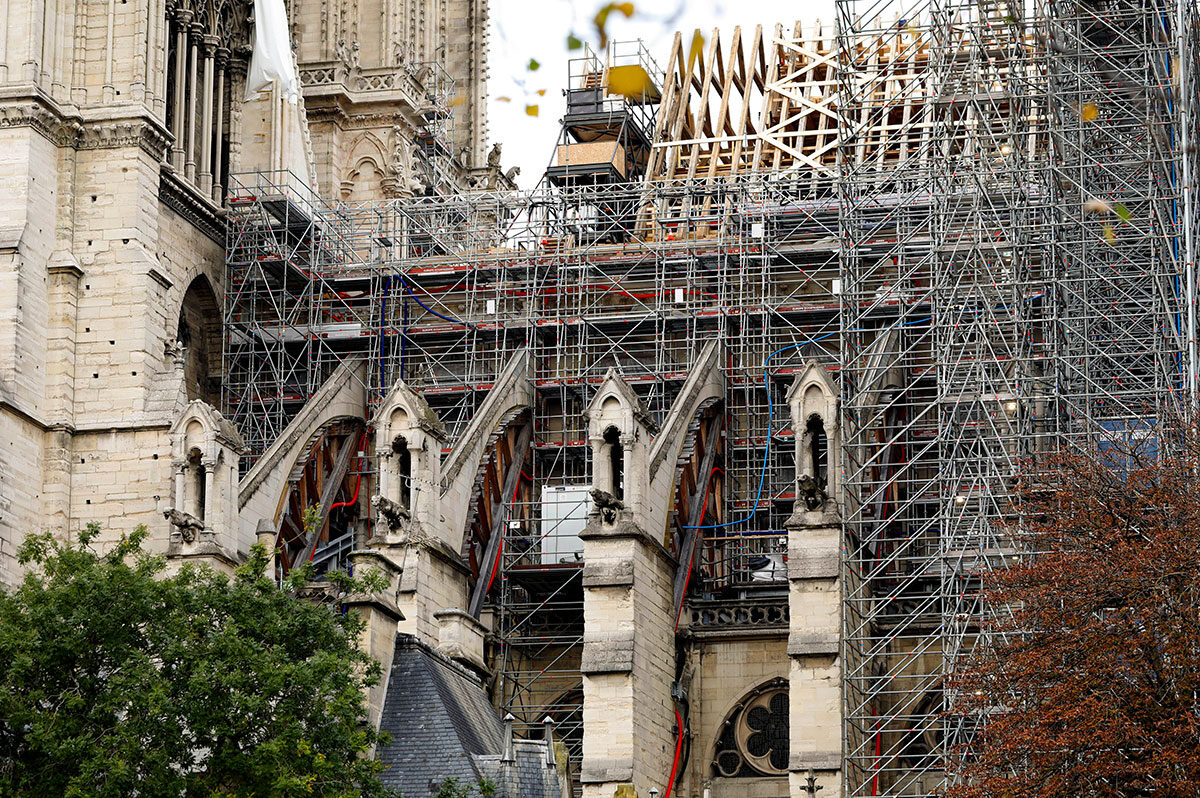 Blick über die Südfassade mit den Strebebögen des neuen Dachstuhls von Notre-Dame am 23.11.2023. Viele Teile des Dachstuhls verbrannten sowie der weltberühmte Vieringsturm aus Holz fiel dem Feuer zum Opfer. (Foto: IMAGO/Robert Schmiegelt)