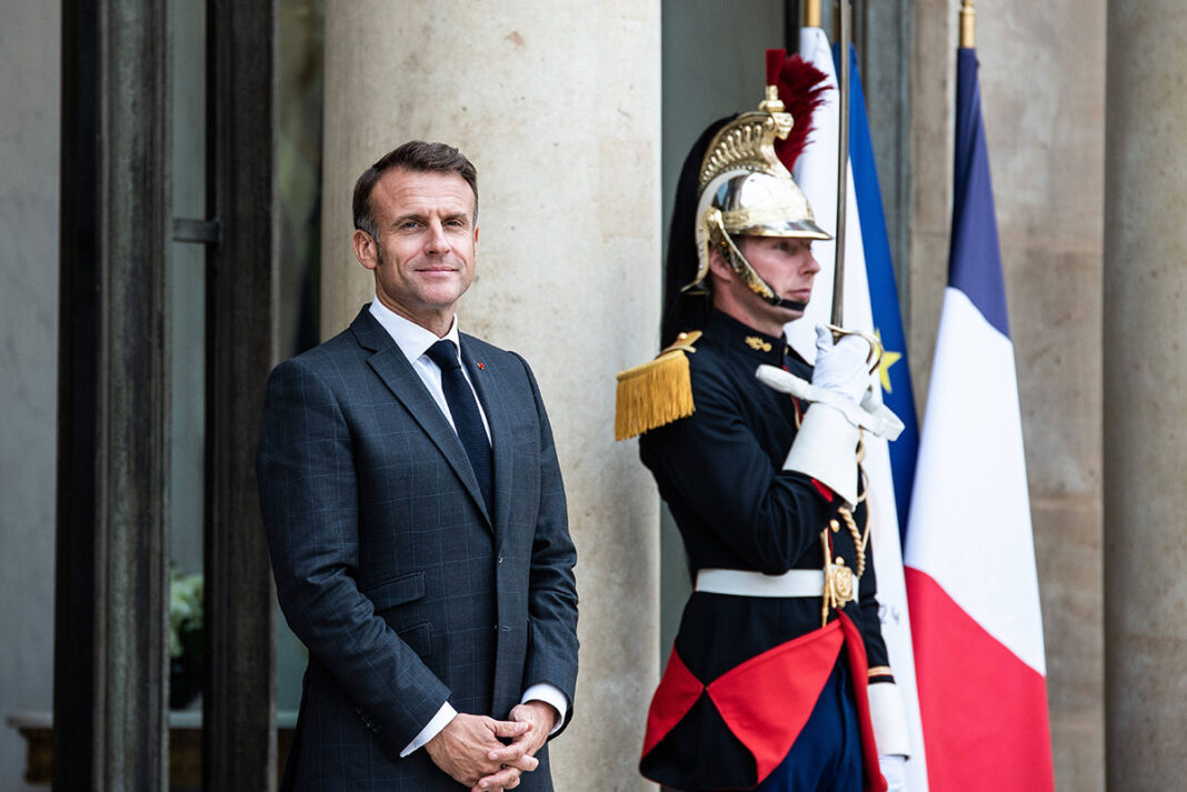 Staatspräsident Macron vor dem Élysée-Palast am 3.10.2024 (Foto: IMAGO/Andrea Savorani Neri)