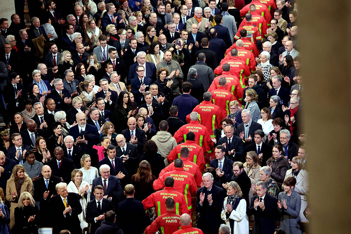 Die Besucher von Notre-Dame feiern zur Wiedereröffnung von Notre-Dame die Feuerwehrleute, die im April gegen die Flammen gekämpft haben (Foto: IMAGO/DOMINIQUE JACOVIDES/BESTIMAGE)