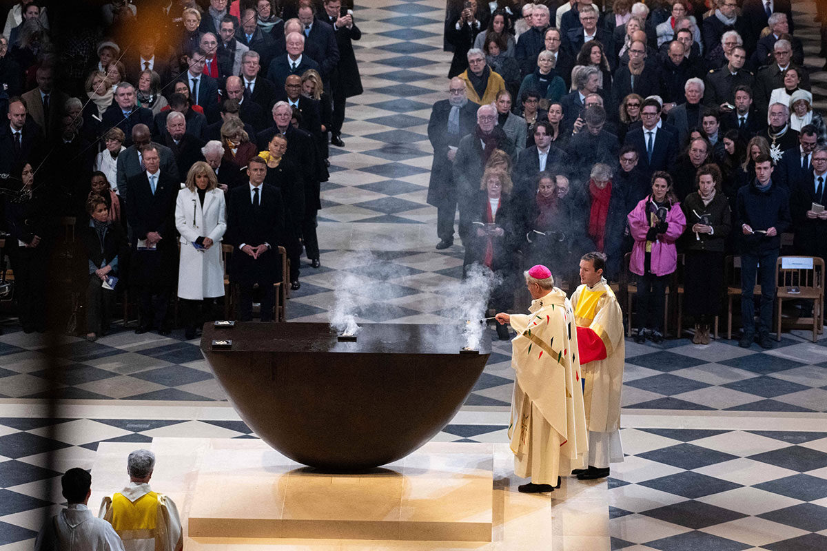 Erzbischof Laurent Ulrich weiht den neuen Altar von Note-Dame in der ersten Messe in der restaurierten Kathedrale am 8.12.2024 (Foto: IMAGO/Jeanne Accorsini/Pool/ABACA)