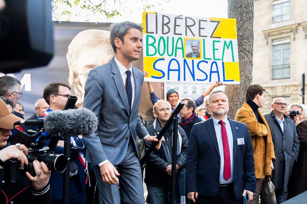 Der frühere Premierminister Gabriel Attal zeigt sich bei einer Solidaritätskundgebung für den Schriftsteller Boualem Sansal in Paris (Foto: IMAGO/Vincent Isore)