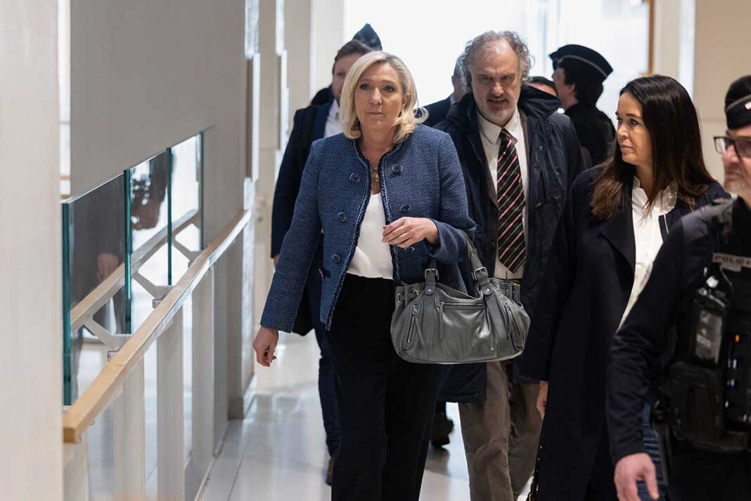 Marine Le Pen am Tag der Urteilsverkündung im Pariser Strafgericht (Foto: IMAGO/Alexis Sciard)