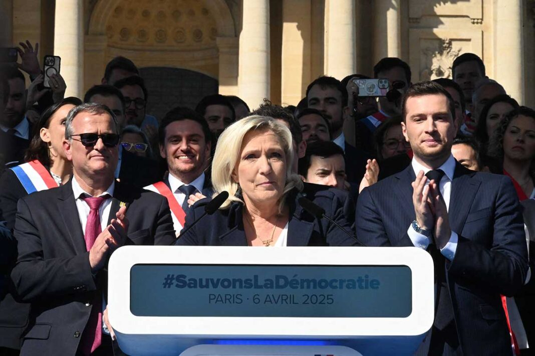 Marine Le Pen spricht am 6. April auf einer Protestkundgebung in Paris gegen das Strafgerichtsurteil gegen sie (Foto: IMAGO/Linsale Kelly/BePress/ABACA)