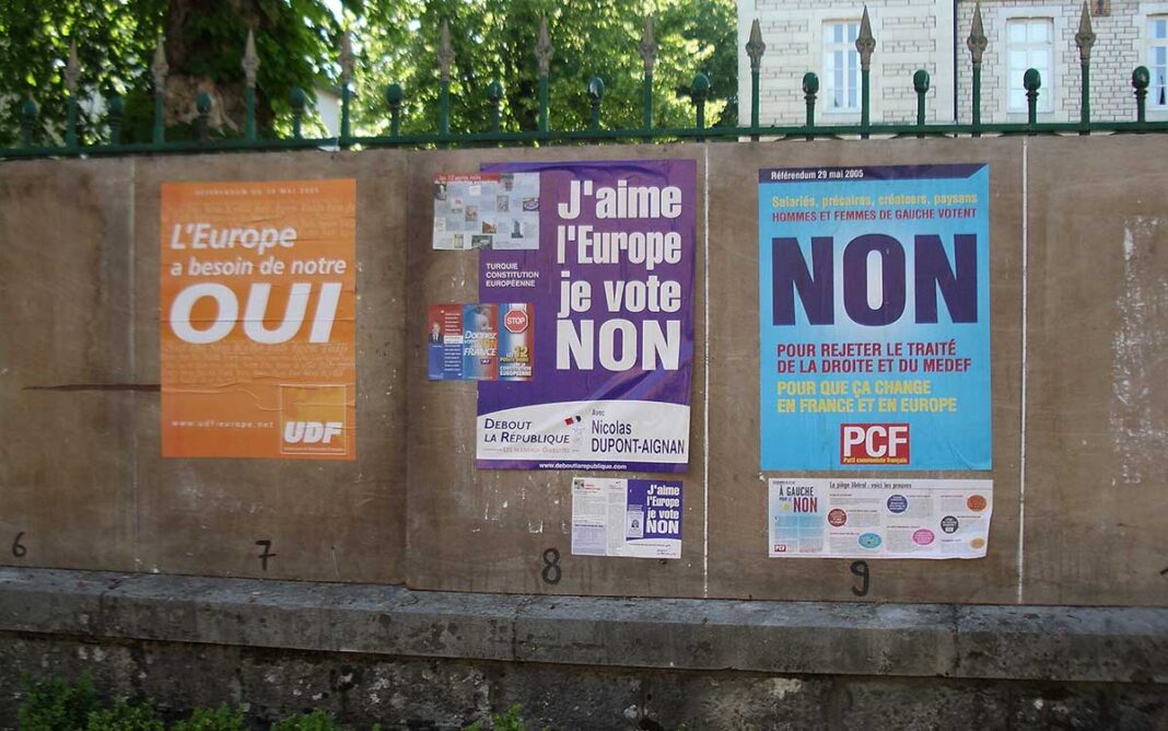 Wahlplakate während der Kampagne zur EU-Verfassung in Frankreich (Foto: CC BY-SA 2.0, Wikimedia Commons)