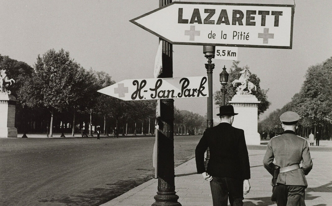 Deutsche Besatzungssoldaten in Paris (Foto: Roger Schall - imago)