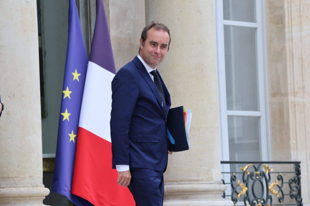 Der neue Premierminister Sébastien Lecornu vor dem Élysée-Palast (Foto: IMAGO/LP/Olivier Lejeune)