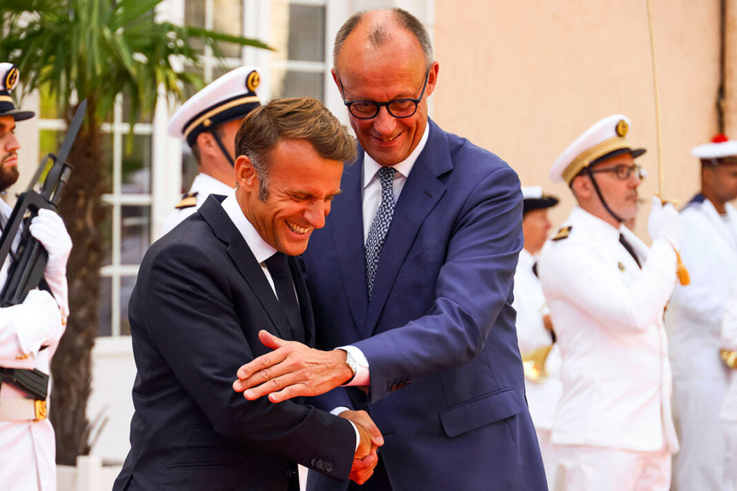 Freundlicher Empfang für den Kanzler auf Fort Brégançon (Foto: IMAGO/Grandguillot Laurent/Pool/ABACA)