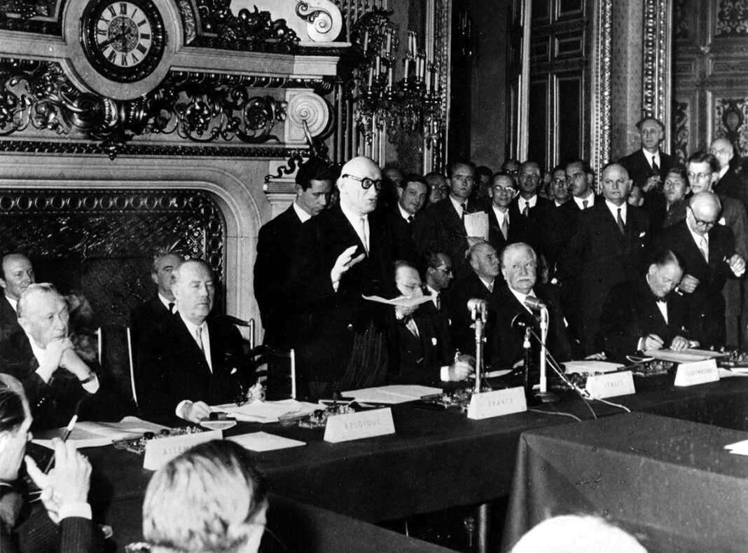 Unterzeichnung des EVG-Vertrags in Paris am 27. Mai 1952 (Foto: IMAGO/United Archives Keystone)