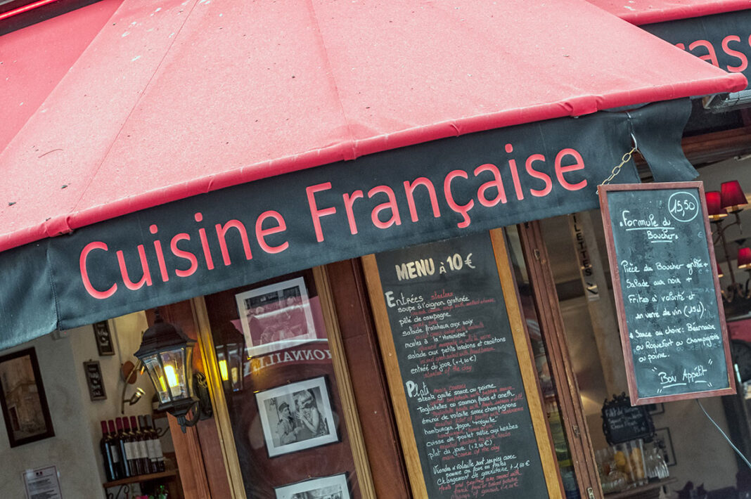 Ein Restaurant im Quartier Latin in Paris (Foto: stock.adobe.com - Chris Lawrence)