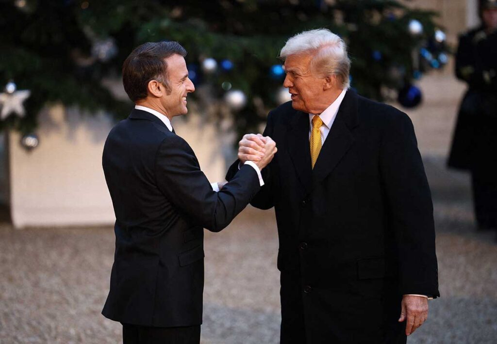 "Kräftemessen" mit dem US-Präsidenten bei Trumps Besuch am 7. Dezember 2024 in Paris (Foto: IMAGO/Lafargue Raphael/ABACA) 