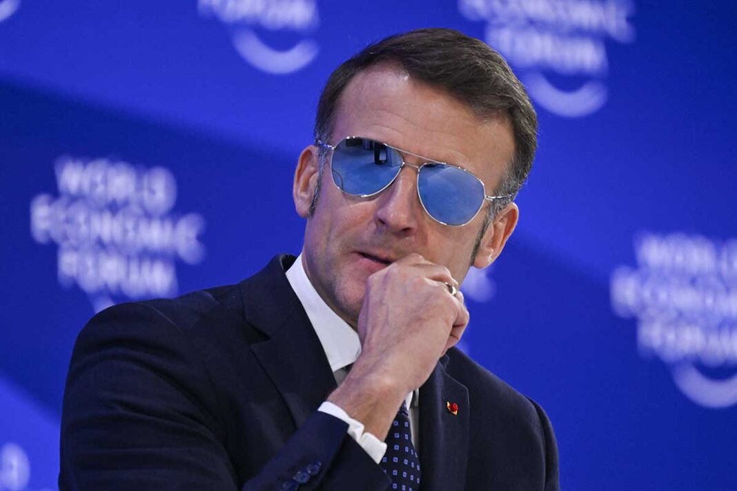 Wegen einer Augenverletzung mit Sonnenbrille: Präsident Macron in Davos (Foto: IMAGO/Harun Ozalp)