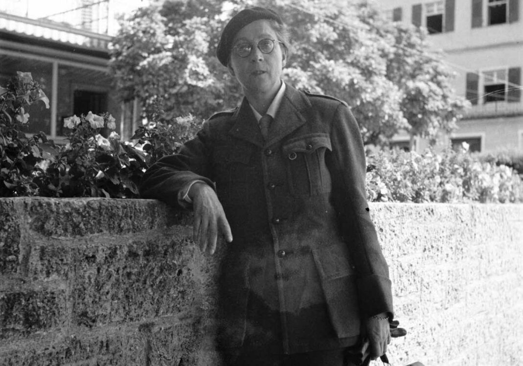 Rose Valland 1945 in Lindau am Bodensee (Thérèse Bonney, © The Regents of the University of California, The Bancroft Library, University of California, Berkeley. This work is made available under a Creative Commons Attribution 4.0 license, CC BY 4.0 (https://creativecommons.org/licenses/by/4.0/))