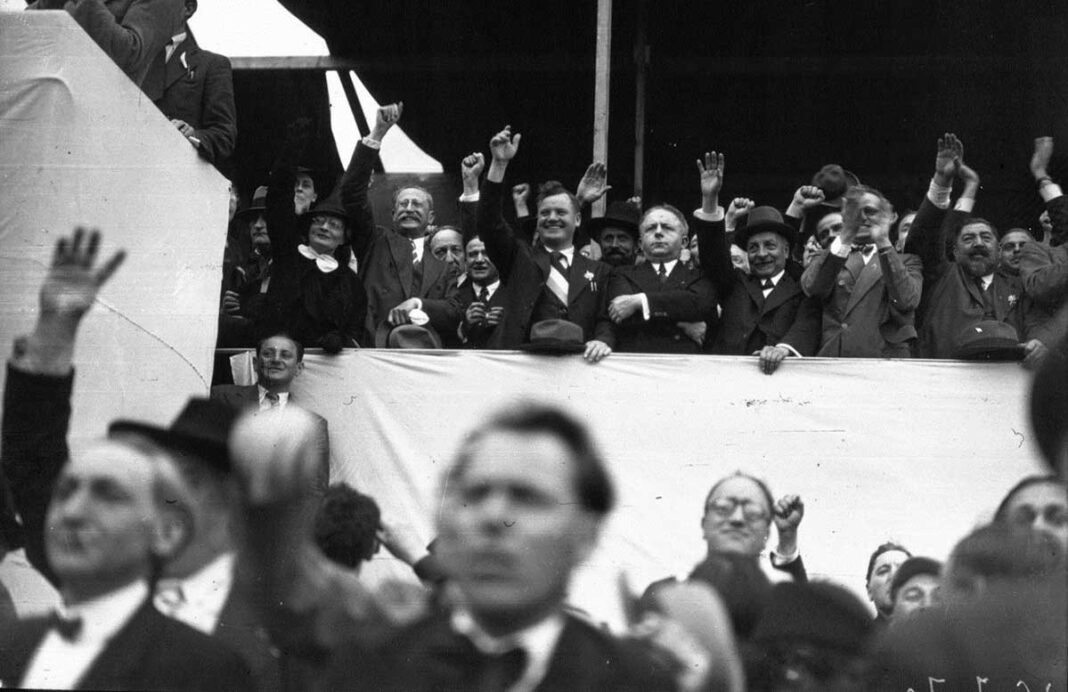 Volksfront-Ministerpräsident León Blum (2. v.r.) und Kabinettskollegen am 14.7.1936 (Foto: Wikimedia Commons)